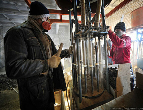 Quy trình sản xuất rất phức tạp, cần phải tối ưu hóa và tính toán chi tiết. Công nhân phải đeo mặt nạ chống độc khi thực hiện quy trình cho thuốc phóng vào ống.