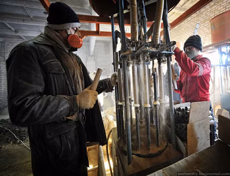 Quy trình sản xuất rất phức tạp, cần phải tối ưu hóa và tính toán chi tiết. Công nhân phải đeo mặt nạ chống độc khi thực hiện quy trình cho thuốc phóng vào ống.