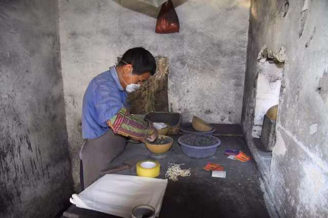 Pháo hoa gồm có hai phần chính là bộ phận phóng (nòng súng, pháo, làm nhiệm vụ phát nổ đưa pháo lên không trung) và phần thuốc nổ cháy (phần sẽ phát nổ và tạo ra những hình thù khác nhau).