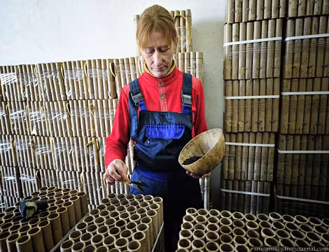 Công đoạn nguy hiểm nhất là quy trình cho thuốc nổ vào ống phóng.