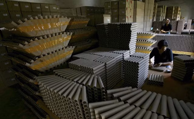 Để sản xuất ra pháo hoa màu sắc sống động, rực rỡ, người nghệ nhân phải kết hợp giữa nhiều loại hóa chất với nhau.