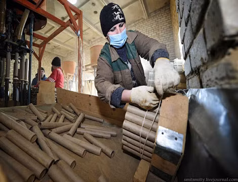 Quy trình làm pháo hoa không quá khó nhưng nguy hiểm vì con người phải tiếp xúc với các vật liệu dễ cháy nổ.