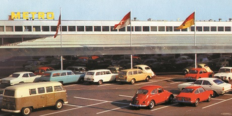 Đến năm 1970, siêu thị Metro mở cửa hàng đầu tiên ở Bỉ - nước láng giềng Đức. Thời điểm này, Metro đã sở hữu tới 13 cửa hàng trong nước.