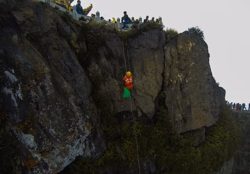 Thot tim canh nhat rac tren vach nui kiem tien-Hinh-5