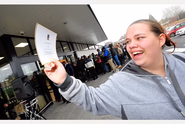 Một nữ khách hàng xếp hàng từ 10h đêm hôm trước đã nhận được tấm vé may mắn của chuỗi siêu thị Aldi.