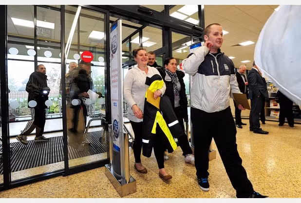 Đây là một trong 60 cửa hàng Aldi được mở trên khắp nước Anh. Trong hình là những người đầu tiên may mắn bước vào siêu thị Aldi và nhận được vé vàng sáng nay.