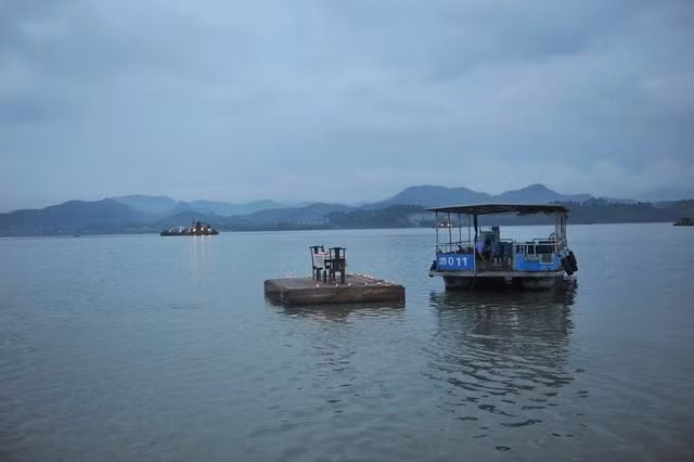 Nhà hàng được làm bằng gỗ, được neo và nổi giữa hồ, nó chỉ có khả năng chứa được hai người. Nhà hàng này đưa khách ra bàn ăn bằng một chiếc thuyền.