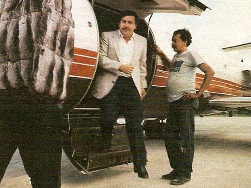 Đầu những năm 1970, Escobar đã thống trị thế giới tội phạm với các hoạt động bắt cóc, tống tiền, vận chuyển cocaine vào Mỹ, thu lại những khoản lợi kếch xù. Từ những năm 1980, Escobar đã có phi cơ riêng.