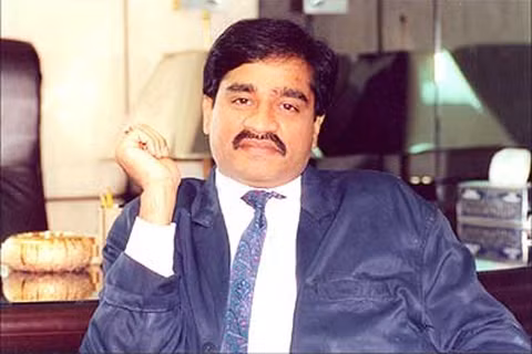 Dawood Ibrahim Kaskar là kẻ đầu sỏ của băng đảng tội phạm có tổ chức mang tên D-Company, chuyên tống tiền, buôn lậu, ma túy và giết người, tại Mumbai, Ấn Độ. Tên này đứng sau các vụ đánh bom ở Mumbai năm 1993. Kashar sở hữu khối tài sản khoảng 6,7 tỷ USD.