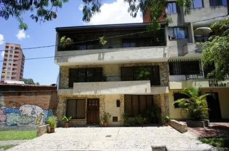 Pablo Escobar sở hữu một loạt các khu căn hộ và xe ô tô sang trọng. Trong một lần cùng con gái trốn cảnh sát truy đuổi trên núi, hắn đã đốt hơn 1,6 triệu USD tiền mặt để... tăng thân nhiệt con gái, giúp con chống trọi với thời tiết giá lạnh trên núi. Ngày 2/12/1993, lực lượng an ninh đã bắn chết khi hắn đang trốn chạy trên nóc nhà. Trong ảnh là ngôi nhà hắn từng ẩn náu khi trốn tù.