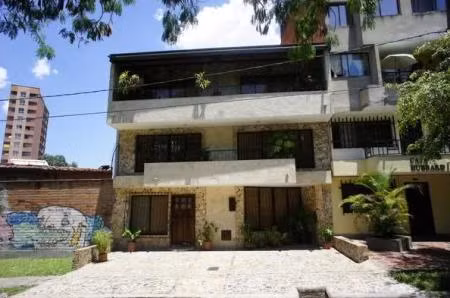 Pablo Escobar sở hữu một loạt các khu căn hộ và xe ô tô sang trọng. Trong một lần cùng con gái trốn cảnh sát truy đuổi trên núi, hắn đã đốt hơn 1,6 triệu USD tiền mặt để... tăng thân nhiệt con gái, giúp con chống trọi với thời tiết giá lạnh trên núi. Ngày 2/12/1993, lực lượng an ninh đã bắn chết khi hắn đang trốn chạy trên nóc nhà. Trong ảnh là ngôi nhà hắn từng ẩn náu khi trốn tù.