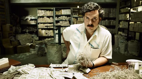 Pablo Escobar – Trùm ma túy khét tiếng giàu có bậc nhất trong lịch sử: Số tất niên 1989 của tạp chí Forbes xếp Escobar vào hạng 7 với tài sản 3 tỷ USD và gia tăng mỗi ngày vài triệu USD. Tiền bạc của Pablo Escobar được đong đếm bằng cân.