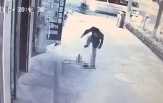 Be trai 3 tuoi bi giam dap tren pho gay phan no