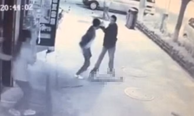 Be trai 3 tuoi bi giam dap tren pho gay phan no-Hinh-2