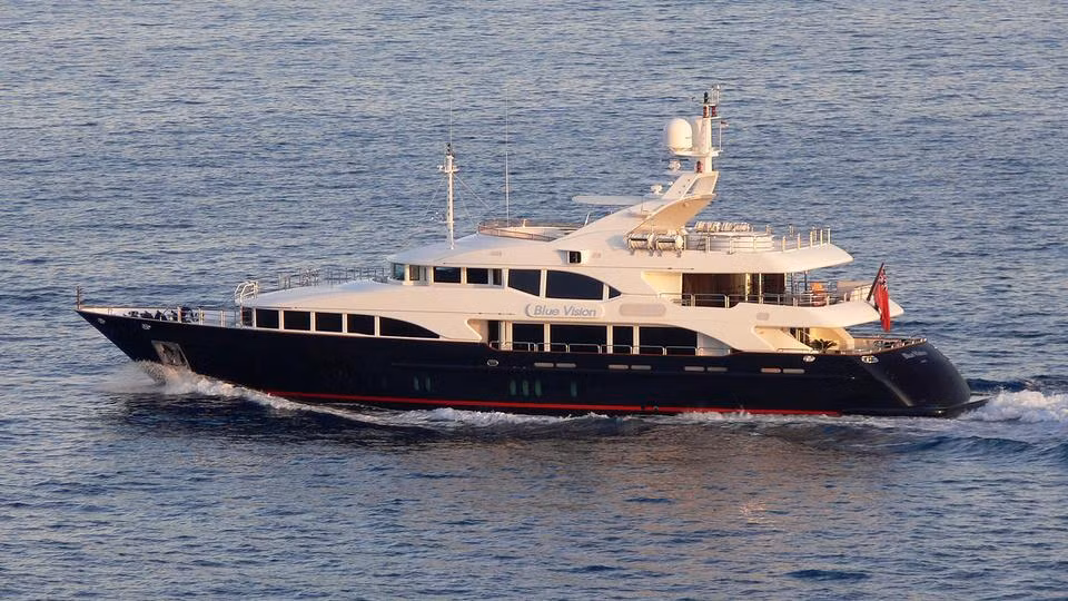 Angra là chiếc du thuyền tỷ phú De Laurentiis mua cách đây 4 năm với giá 4,2 triệu euro.