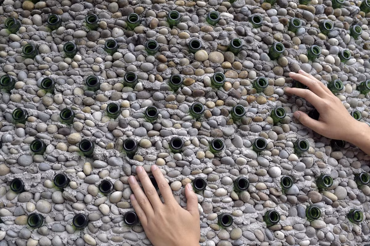 Từ khi ngôi nhà hoàn thành, một lượng lớn người dân trong làng đã tới tham quan. Hiện, Li Rongjun sử dụng công trình đặc biệt này làm văn phòng làm việc. Ngôi nhà gồm 2 tầng với 40 lớp vỏ chai bia xếp chồng lên nhau.