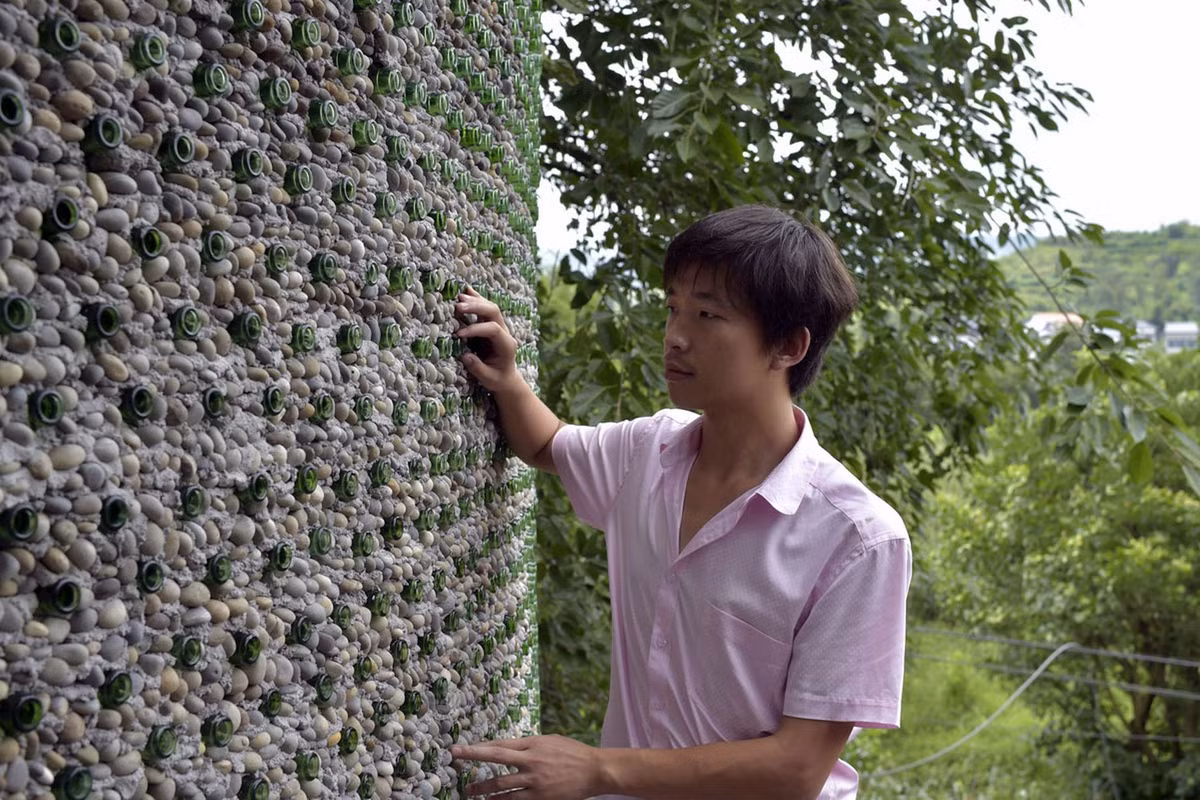 Người dân gần đó rất thích căn nhà này. Nó càng nổi bật hơn vào ban đêm khi đèn rọi vào căn phòng, những chai bia phản chiếu ánh sáng. “Ngôi nhà trở nên đẹp hơn vào buổi tối vì nó phản quang dưới ánh sáng”, một người hàng xóm có tên Li Yan cho biết.