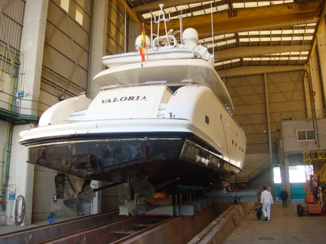 Du thuyền được thiết kế với ba phòng ngủ đôi, hai phòng đơn và phòng lớn dành cho chủ nhân con tàu.