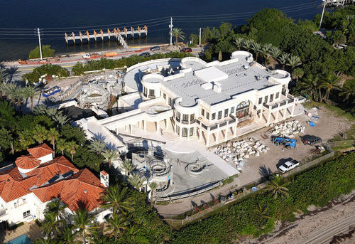 Dự kiến khi hoàn thành vào mùa hè năm nay, dinh thự khổng lồ này rộng tới 5.600m2, gồm 11 phòng ngủ, 17 phòng tắm. Phòng bếp sẽ được làm bằng gỗ gụ dát vàng 22k.