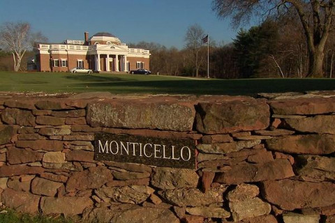 1. Biệt thự bản sao Monticello, giá 6,5 triệu USD: Prestly Blake - ông chủ đồng sáng lập ra chuỗi cửa hàng Friendly’s Ice Cream đã bỏ ra 7,5 triệu USD để xây dựng căn biệt thự bản sao của dinh thự Monticello của cố Tổng thống thứ 3 của Mỹ, Thomas Jefferson ở Somers, bang Connecticut. Tuy nhiên, Blake chỉ ở đây có đúng một lần để tổ chức bữa tiệc sinh nhật lần thứ 100 của mình. Căn biệt thự bỏ hoang này hiện có giá 6,5 triệu USD.