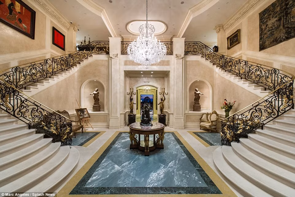 Với những người sành rượu vang, khu nhà còn có một vườn nho rộng gần 49.000m2. Căn nhà có giá tận 195 triệu USD nhưng chủ nhân của nó thì đã không sống ở đây suốt 8 năm qua.