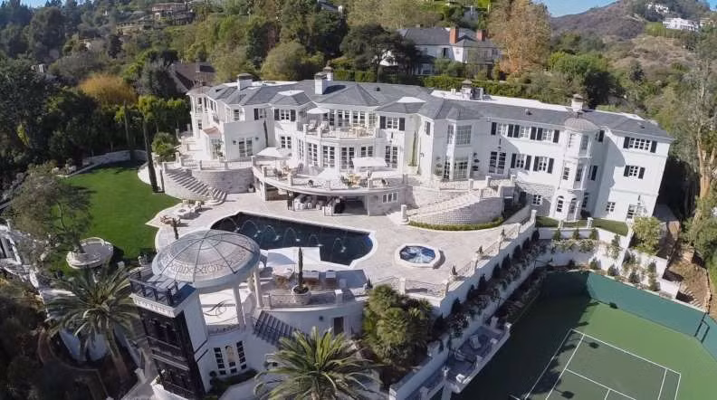 4. Biệt thự Liongate, giá 65 triệu USD: Liongate ở Los Angeles (Mỹ) là một dinh thự không người ở với 11 phòng ngủ, 17 phòng tắm và một bể bơi siêu lớn. Điểm nhấn sang trọng của tòa nhà là các bồn tắm được mạ cứng bằng vàng 22k và một chiếc đèn chùm Baccarat ở lối vào. Chủ nhân của dinh thự này được cho là một triệu phú nước ngoài, đang rao bán nó thậm trong khi họ chưa dọn về ở bao giờ.