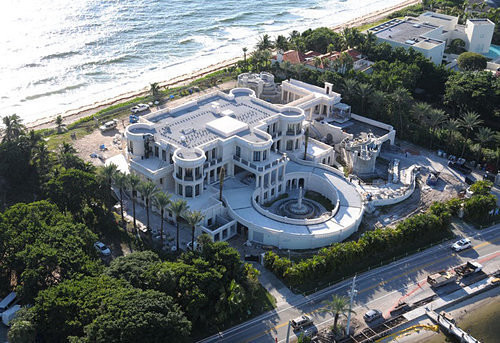 6. La Palais Royal, giá 139 triệu USD: Le Palais Royal là một trong những dinh thự đắt đỏ nhất ở bang Florida (Mỹ) nhưng chủ nhân của nó lại không hề có kế hoạch sống ở đây. Khu dinh thự được xây trong 9 năm nhưng đến năm dự định hoàn thành thì ông chủ căn nhà lại quyết định không ở đây và dự định rao bán với giá 139 triệu USD.