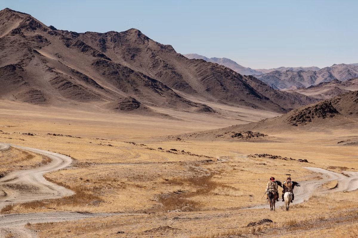 Người Kazakh đối xử với đại bàng rất nhẹ nhàng và chu đáo bởi họ xem chúng là những "chiến binh" quan trọng giúp họ kiếm thức ăn và áo ấm. Bên cạnh đó, chúng còn là người bạn trung thành.