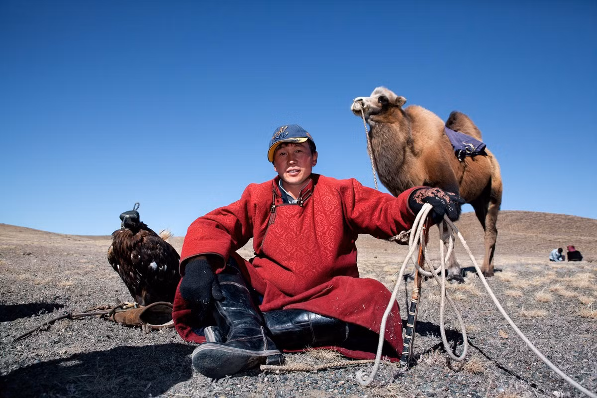 Trong những hành trình dài, các thợ săn thường mang thêm ngựa và lạc đà đi theo để hỗ trợ.