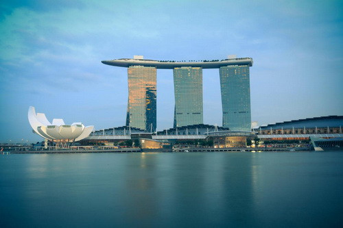 Marina Bay Sands: Marina Bay Sands được coi là biểu tượng của Singapore. Nó nằm ở vị trí trung tâm vịnh Marina, bao gồm ba tòa cao ốc, mỗi tòa cao 55 tầng. Công trình kiến trúc kiệt tác Marina Bay Sands là tổ hợp khách sạn nghỉ dưỡng lớn nhất và cao cấp nhất châu Á. Công trình này được đầu tư bởi tỷ phú Sheldon Adelson, Tổng Giám đốc Tập đoàn Las Vegas Sands với chi phí đầu tư lên tới 5,5 tỷ USD.