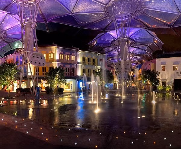 Bến cảng Clarke Quay: Bến cảng này được xây dựng dọc theo bờ sông Singapore cách đây khoảng hơn 150 năm. Đây cũng là địa điểm thể hiện sự nhộn nhịp và sôi động nhất cho cuộc sống vào ban đêm của Singapore.