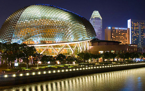 Nhà hát Sầu riêng (Esplanade): Các nhà hát Esplanade là một tổ hợp trung tâm biểu diễn nghệ thuật ở Singapore. Tổ hợp này nằm trên một diện tích 6 ha, nằm bên vịnh Marina. Đây là một tổ hợp các khu biểu diễn nghệ thuật: nhà hát, phòng hòa nhạc, thư viện nghệ thuật, sân khấu, biểu diễn thời trang, studio, nhà hàng.