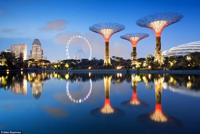 Công viên Gardens by the Bay: Nằm ở vịnh Marina, Garden by the Bay là một trong những dự án trọng điểm của Singapore trong việc biến thủ đô nước này trở thành khu vườn sinh quyển khổng lồ. Điểm độc đáo của khu vườn là các “siêu cây” nhân tạo có cấu trúc kiểu tháp, được làm từ bê tông và thép, có chiều cao lên tới 50 mét. Sau hai năm hoạt động (khai trương năm 2012), Khu vườn đã trở thành một trong những địa điểm độc đáo và nổi tiếng nhất của Singapore.