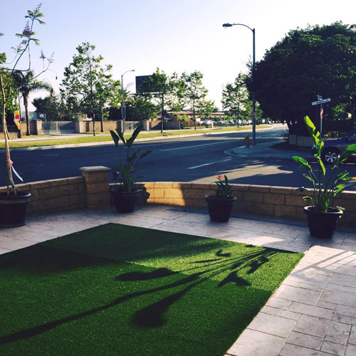 Mảng cỏ xanh um sân trước của nhà Ngọc Quyên khiến nhiều người ngưỡng mộ. Sau khi kết hôn với Việt kiều Richard vào đầu năm 2014, Ngọc Quyên sang Mỹ cùng chồng và chuyên tâm chăm chút cho cuộc sống gia đình. Bên cạnh những công việc thường ngày như bao chị em khác, cô cũng dành thời gian đi học thêm để gây dựng sự nghiệp nơi đất khách xứ người. Ngọc Quyên dần bắt nhịp với cuộc sống mới.