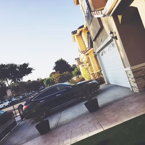 Biệt thự của cô được thiết kế theo phong cách hiện đại với gam màu kem ấm áp.