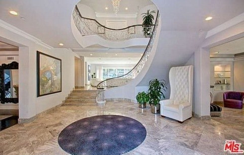 Căn biệt thự, rộng tới 3.000 m2, tọa lạc ở Beverly Hills, Los Angeles (Mỹ).