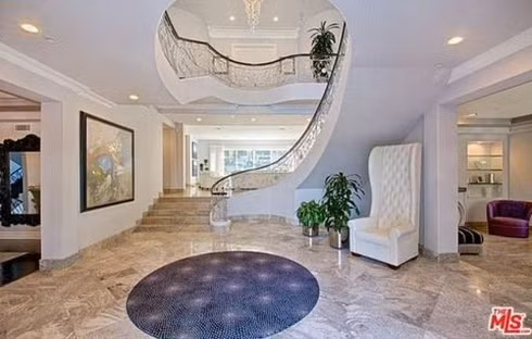 Căn biệt thự, rộng tới 3.000 m2, tọa lạc ở Beverly Hills, Los Angeles (Mỹ).