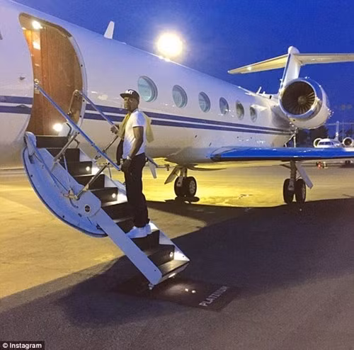 Floyd Mayweather là vận động viên thể thao có thu nhập cao bậc nhất thế giới. Theo Forbes thì năm ngoái, tay đấm này kiếm được tới 66 triệu bảng Anh.