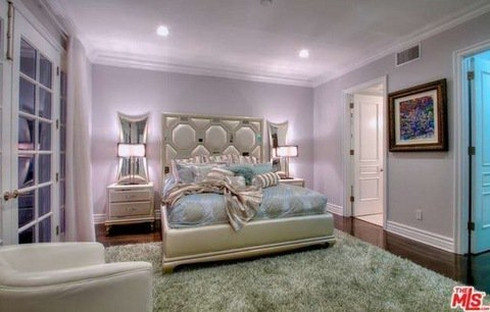 Ngoài ra, căn biệt thự cũng có một rạp chiếu phim mini trị giá 200.000 USD với những trang thiết bị hiện đại nhất hiện nay.