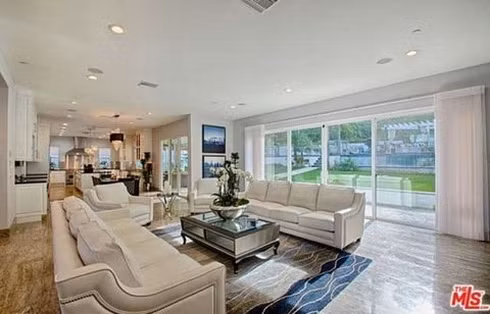 Dinh thự xa hoa có tới 7 phòng ngủ, 7 phòng tắm.