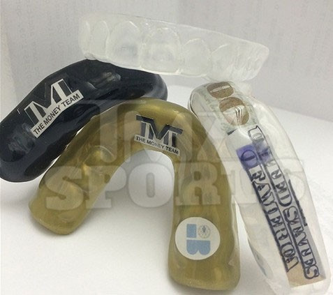 Trước trận so tài với Pacquiao ngày 2/5, Mayweather bỏ ra 26.000 USD cho vị nha sĩ nổi tiếng của thành phố New York, Lee Gause chỉ để chế tạo một bộ bảo vệ hàm răng bằng các mảnh vàng và kim cương.