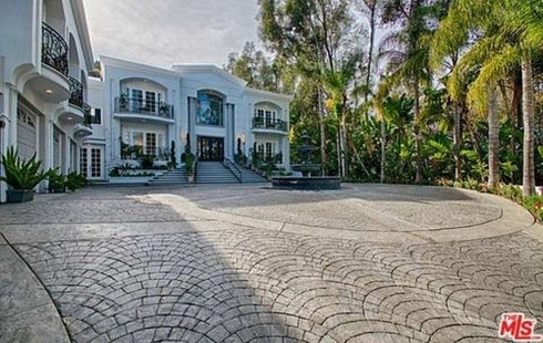 Cùng với khối tài sản kếch xù, tay đấm này sở hữu một ngôi biệt thự trị giá 12,5 triệu USD xa hoa, lộng lẫy. Pacquiao đã mua lại căn biệt thự này hồi tháng 3 để phục vụ cho việc tập luyện, chuẩn bị cho trận so găng đỉnh cao với Mayweather.