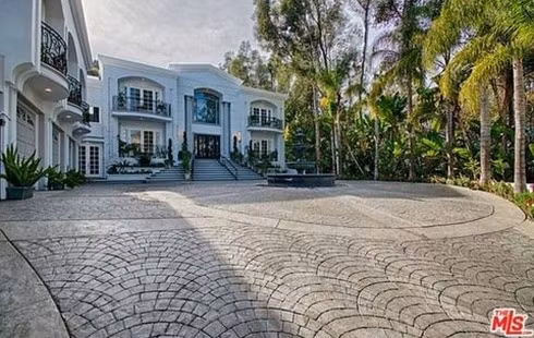 Cùng với khối tài sản kếch xù, tay đấm này sở hữu một ngôi biệt thự trị giá 12,5 triệu USD xa hoa, lộng lẫy. Pacquiao đã mua lại căn biệt thự này hồi tháng 3 để phục vụ cho việc tập luyện, chuẩn bị cho trận so găng đỉnh cao với Mayweather.