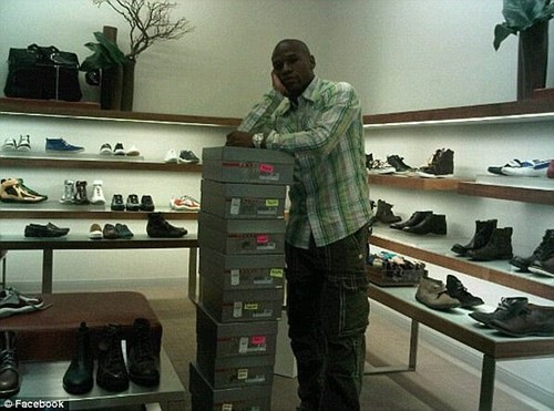 Mỗi đôi giày tay đấm này chỉ đeo một lần, bởi vậy, mà bộ sưu tập giày của anh ta nhiều tới mức phải đem gửi ở các cửa hàng.