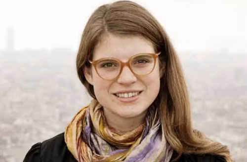 Quyết định bổ nhiệm vị trí tân giám đốc ngân hàng cho Maria Delfina Ross được Tổng thống Argentina - Cristina Fernandez ký và công bố giữa tuần này. Ngân hàng Quốc gia Argentina (Banco de la Nación Argentina) là nhà băng quốc doanh, đồng thời là tổ chức tài chính lớn nhất nước này, với tổng tài sản gần 37 tỷ USD (tính đến năm 2011).