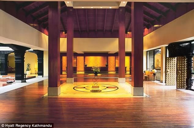 Thế nhưng họ dường như khó có thể phủ nhận được những hình ảnh mà ông Ang Tshering đăng tải. Trong ảnh là khu sảnh sang trọng bên trong khách sạn Hayatt Regency.