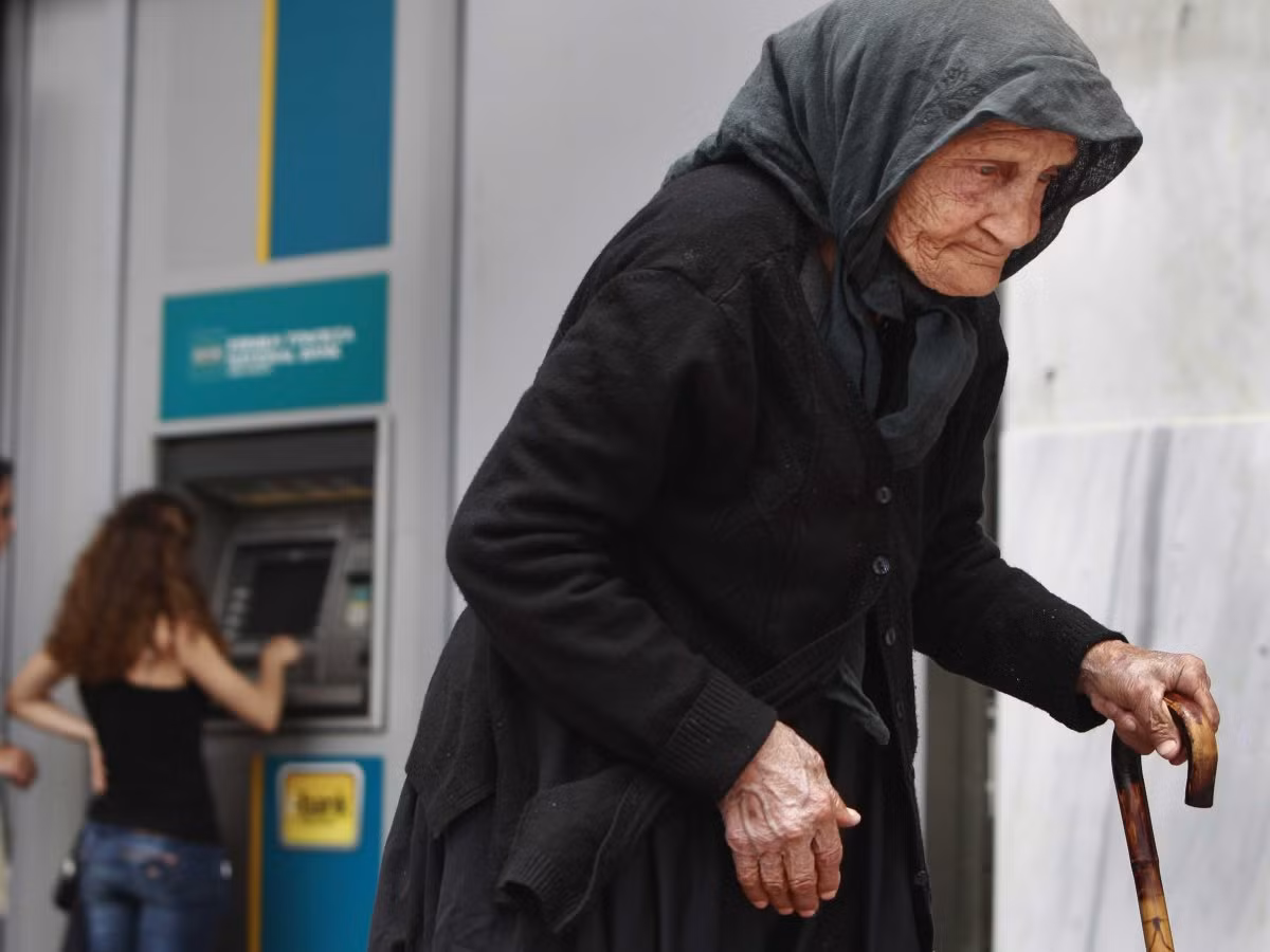 Hy Lạp chỉ có 23,9% dân số là ở độ tuổi dưới 24, trong khi đó có 47% dân số của Ả Rập Saudi ở độ tuổi 24. Hy Lạp có dân số già: Chỉ có 9,8% người Hy Lạp là lứa tuổi 15-24, trong khi 32,9% là ở độ tuổi trên 55. Tỷ lệ sinh đã giảm xuống còn 1,3 trẻ trên một phụ nữ.