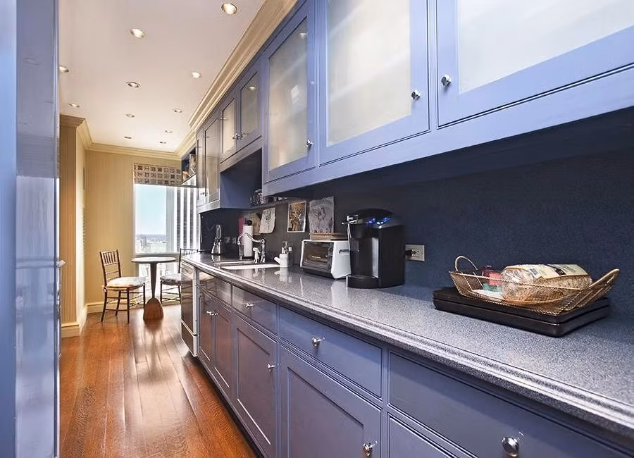 Nhà bếp hiện đại và luôn tràn ngập ánh sáng.