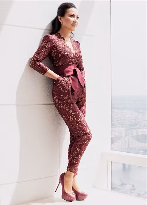 Bộ jumpsuit màu mận chín, là một trong những mẫu trang phục ứng dụng bán chạy nhất của thương hiệu Stella McCartney, được Hà Phương phối với đôi giày cùng tông màu.