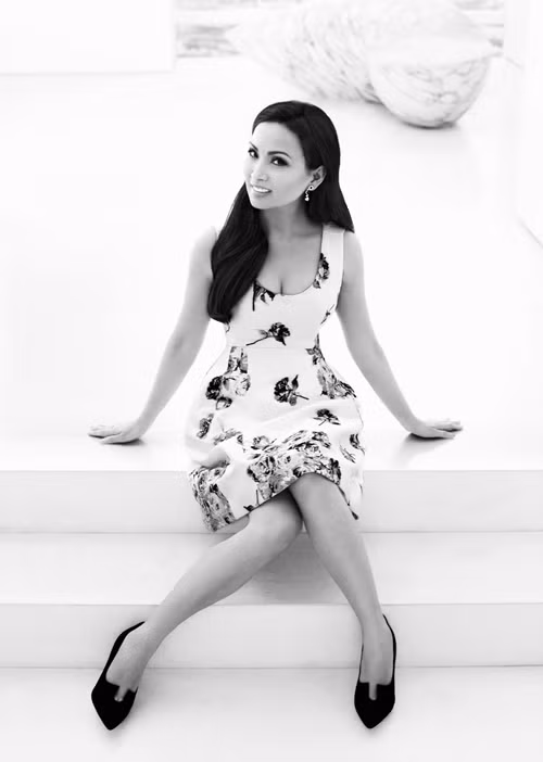 Bà xã tỷ phú Chính Chu trông trẻ trung hơn với chiếc váy Narciso Rodriguez họa tiết hoa nhẹ nhàng, phối giày Dior xinh xắn.